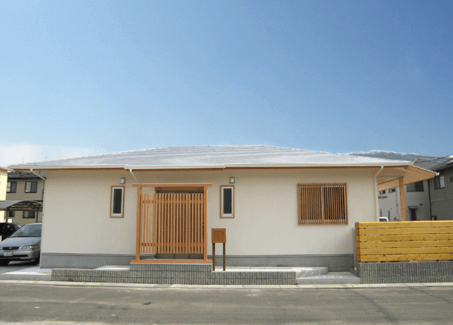 白く明るい平屋