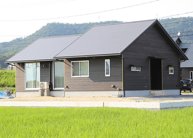 田園の緑に溶け込むセンスあふれる平屋な暮らし